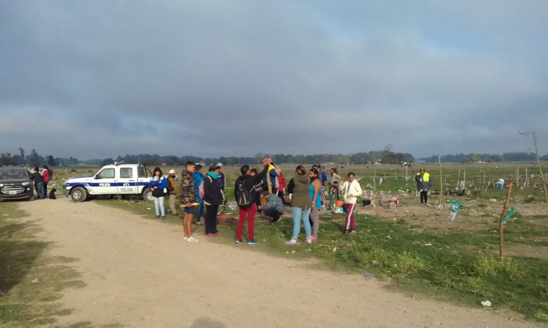 Con fuerte presencia policial, contin�a la toma de terrenos